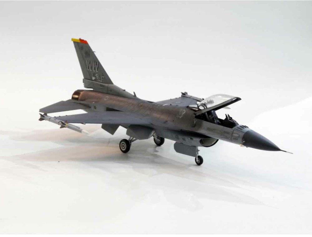 318-300060786 1:72 US F-16CJ Fighting Falco 
