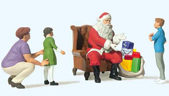 324-10763 Weihnachtsmann im Sessel und M