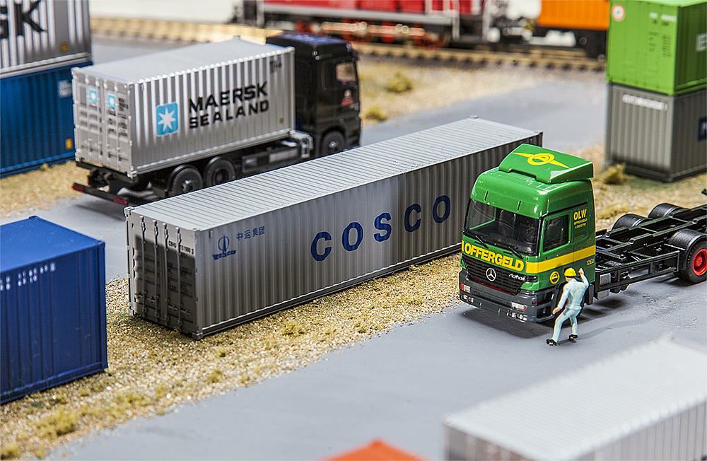 328-180845 40' Container COSCO           