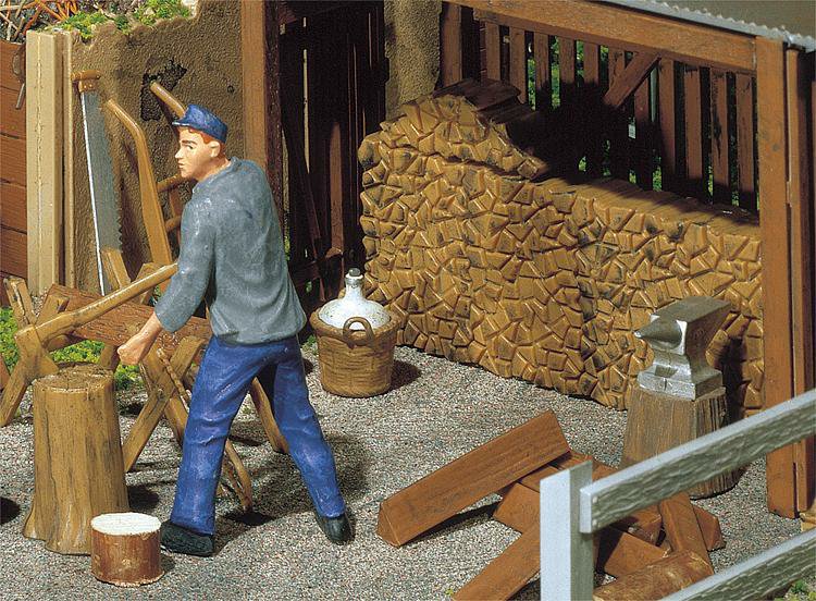 328-333213 Holzstapel und Werkzeug Faller